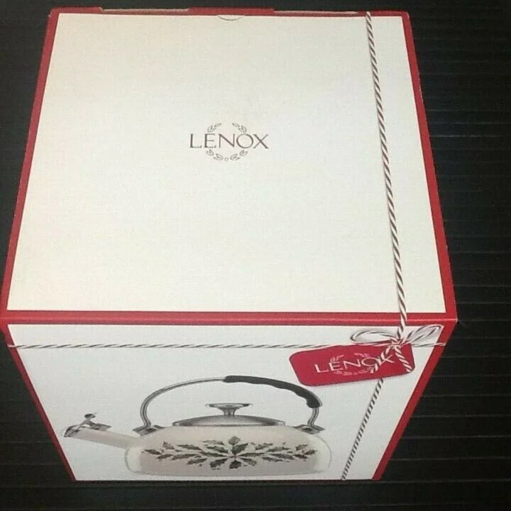 new in box Lenox Christmas Holiday Holly Leaves 2.5-Quart Whistling Tea Kettle